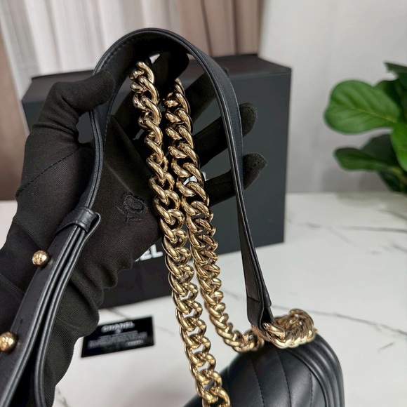 Chanel Black Quilted Leather Shoulder Bag - Picture 4 of 16